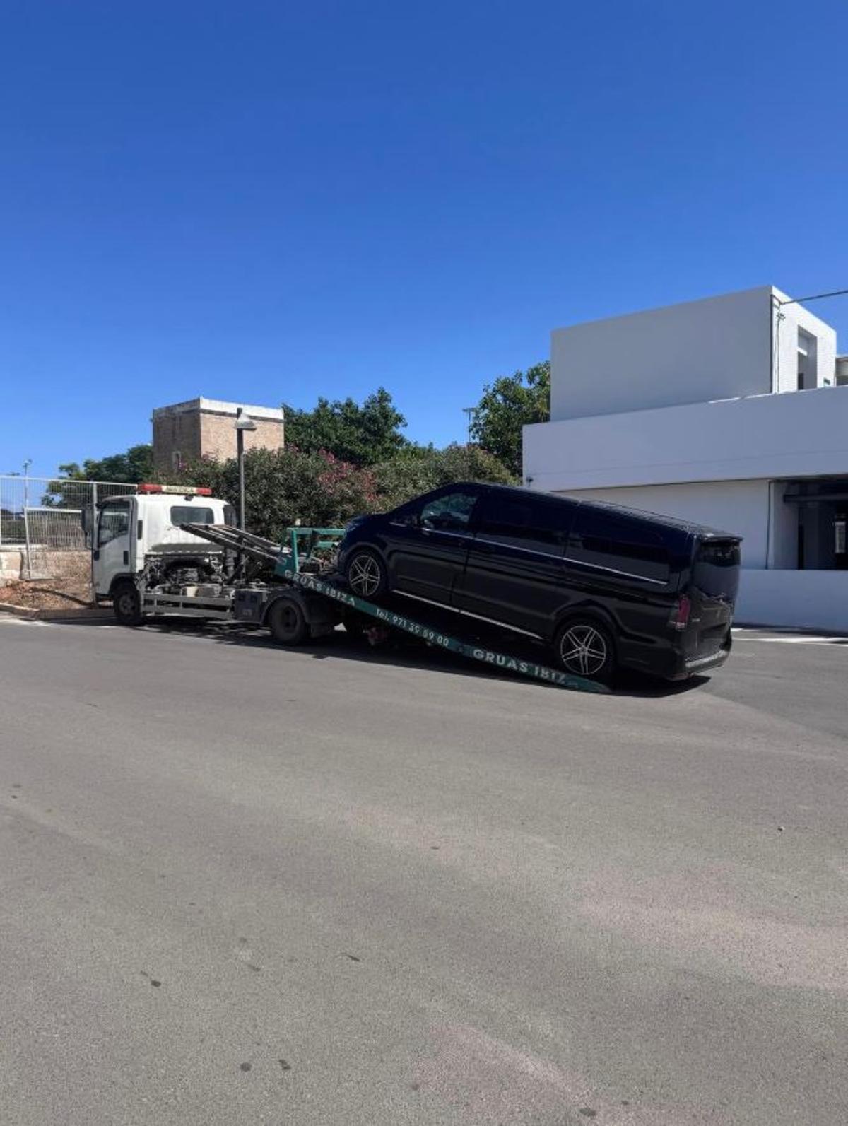 Retirada de uno de los vehículos.