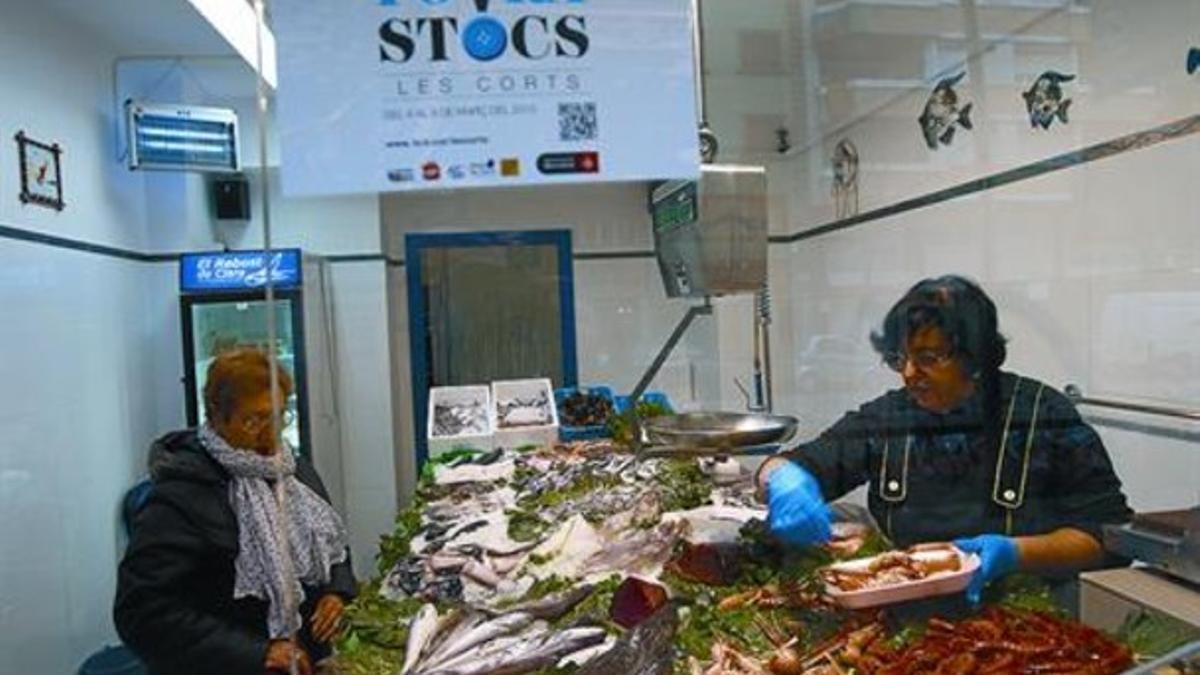 Pescadería con ofertas 8 Uno de los comercios de Les Corts que participa en la campaña 'Fora Stocs'.
