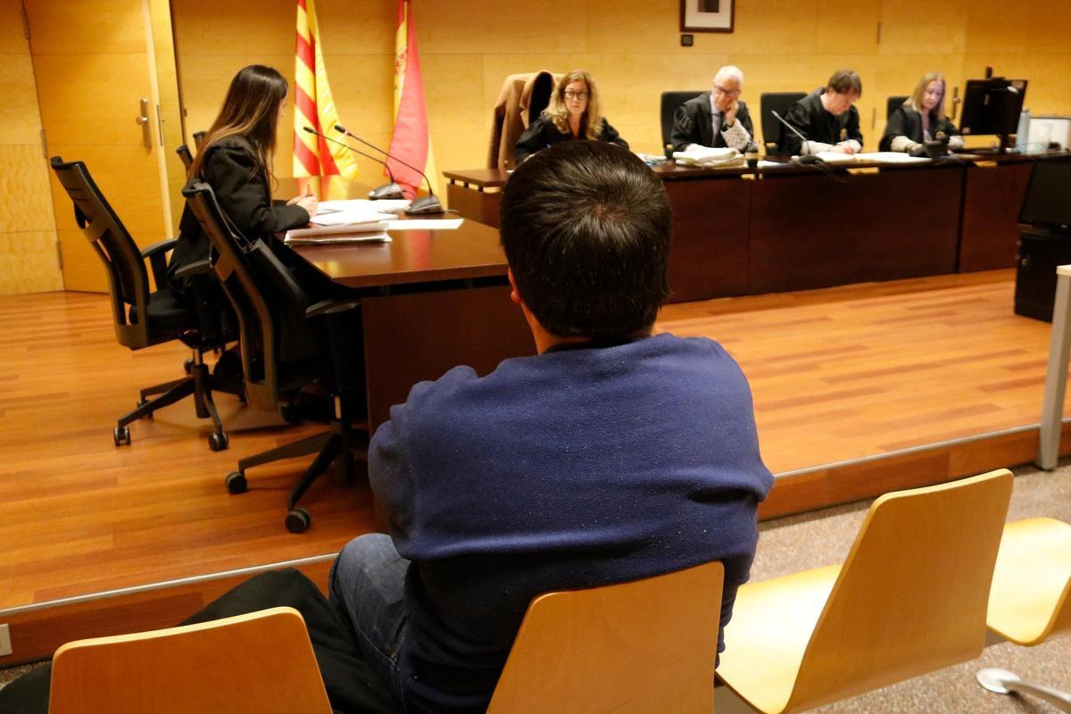 D'esquenes, el professor jutjat a l'Audiència de Girona per enviar una fotografia dels seus genitals a alumnes de 2n d'ESO .