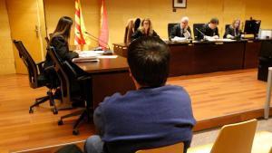 Desquenes, el professor jutjat a lAudiència de Girona per enviar una fotografia dels seus genitals a alumnes de 2n dESO .