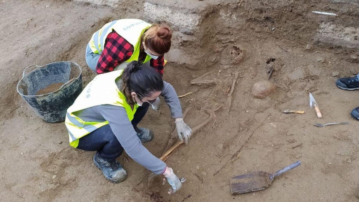 El equipo de arqueología con el cuerpo que hallaron en la fosa.  | // D.P.