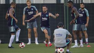 Alcácer participa en un rondo junto a Rafinha, Samper, Semedo y Jordi Alba, bajo la mirada de Valverde.