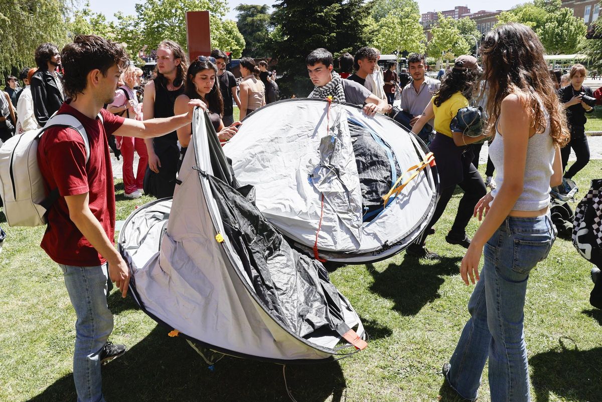 Varios universitarios se preparan para la asamblea abierta “La Uni se organiza por Palestina”, para decidir qué acciones llevar a cabo en los próximos días en apoyo a Palestina, este martes en la Universidad Complutense de Madrid.