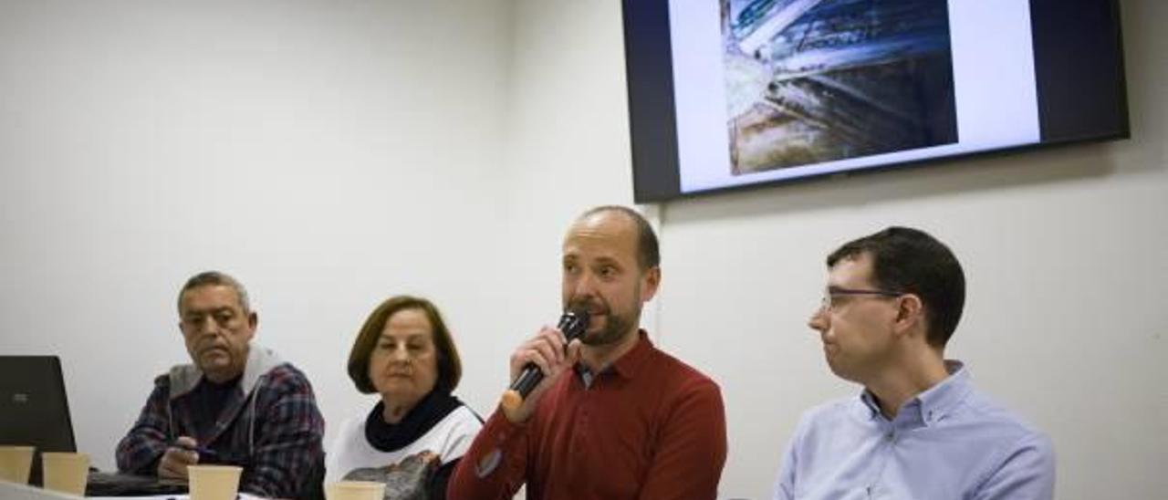 El edil de Cultura, Àlex Borrell, con representantes de Menestrils y la Colla de Campaners, ayer.