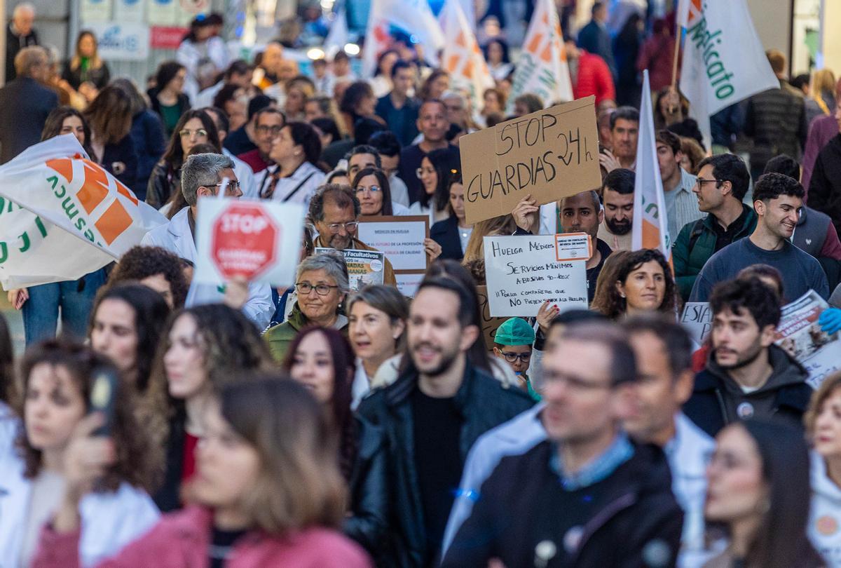 Los médicos toman el centro de Alicante Los médicos toman el centro de Alicante