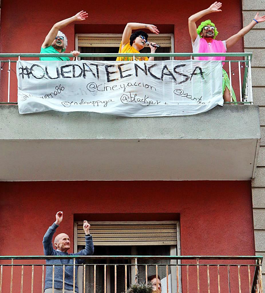 Vecinos en el balcón de Torrecedeira. 