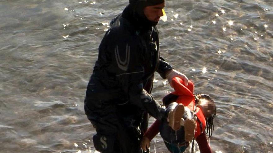 Cuerpo de uno de los 4 niños muertos en un naufragio en Lesbos (Grecia).