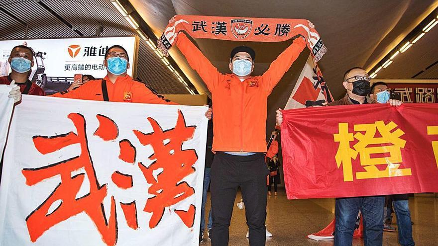 Els aficionats del Wuhan Zall, amb mascaretes, van rebre els jugadors