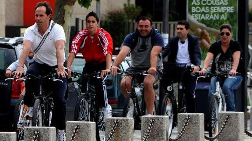 El alcalde, Tomás Fole, en bicicleta.  // Iñaki Abella