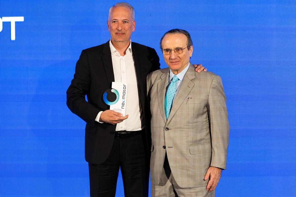 Markus Haupt, CEO de SEAT y CUPRA, recibió el Premio Persona Relevante del Motor, otorgado por Javier Moll, presidente de Prensa Ibérica