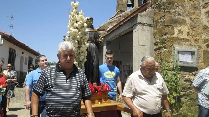 Los vecinos del pueblo procesionan con san Antonio en Junquera de Tera.