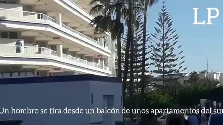 Un hombre se tira desde un cuarto piso de unos apartamentos de Maspalomas