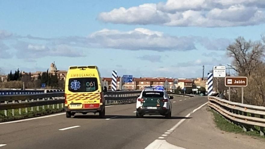 Una ambulancia ha conseguido sortear la tractorada en la A-68