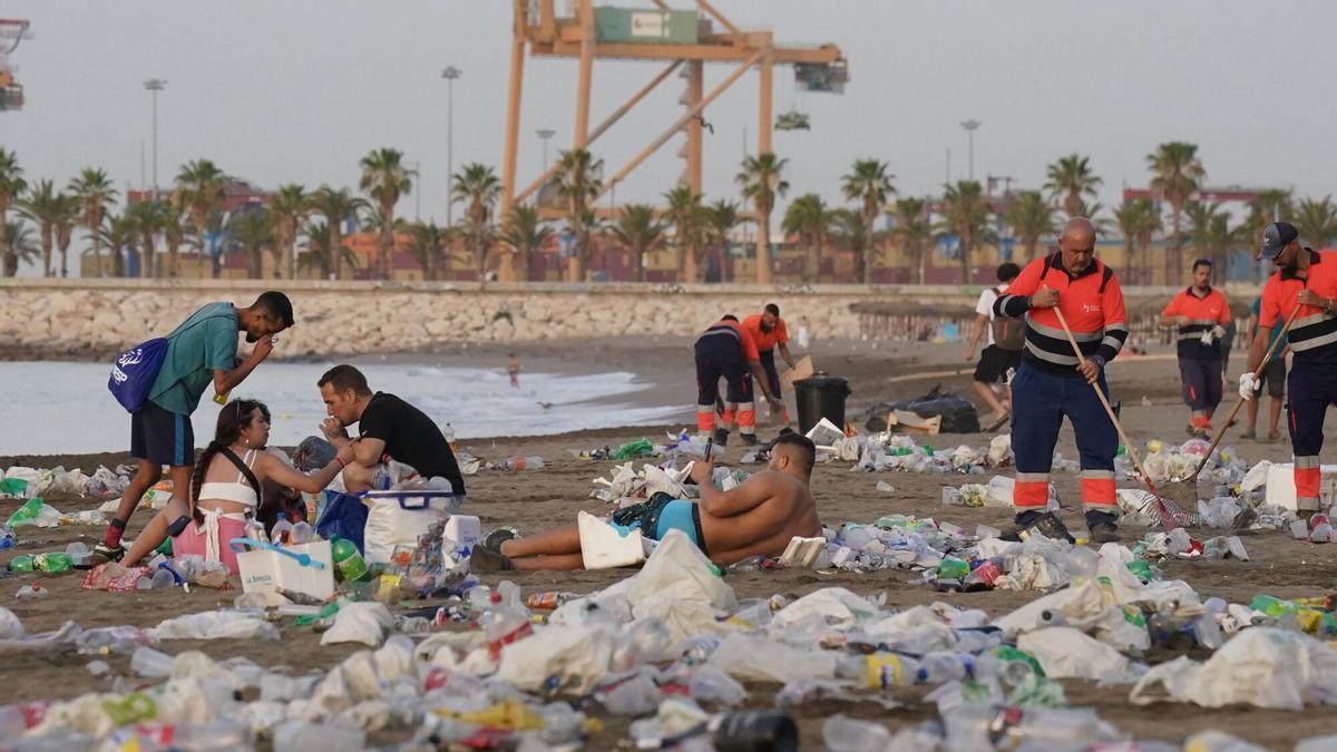 Limpian las playas de Málaga tras la Noche de San Juan