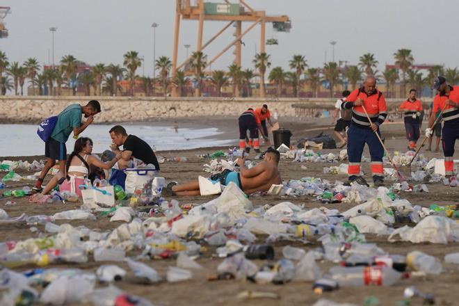 Basura acumulada en las playas de Málaga por la Noche de San Juan