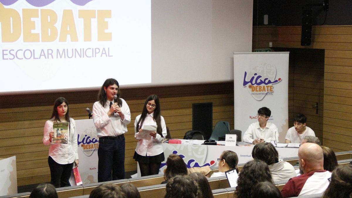 La semifinal de la Liga de Debate Escolar Municipal de Gijón, en imágenes
