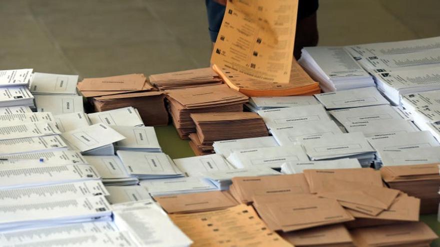 Papeletas preparadas en un colegio electoral. EFE