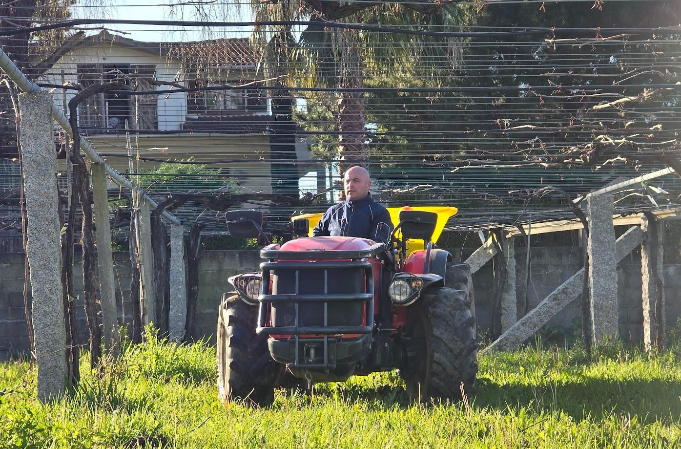 Arousanos aprovechando el buen tiempo para preparar sus tierras de cultivo.