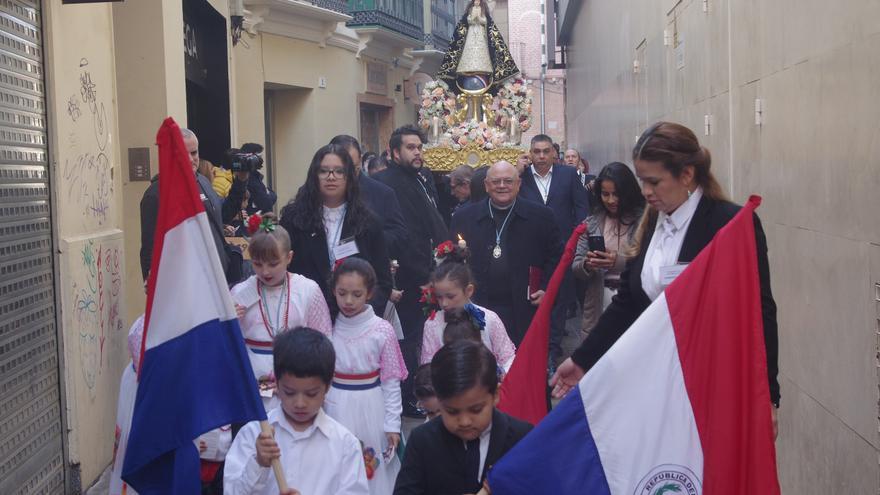 La comunidad paraguaya de Málaga procesiona a su Virgen de Caacupé por los Mártires