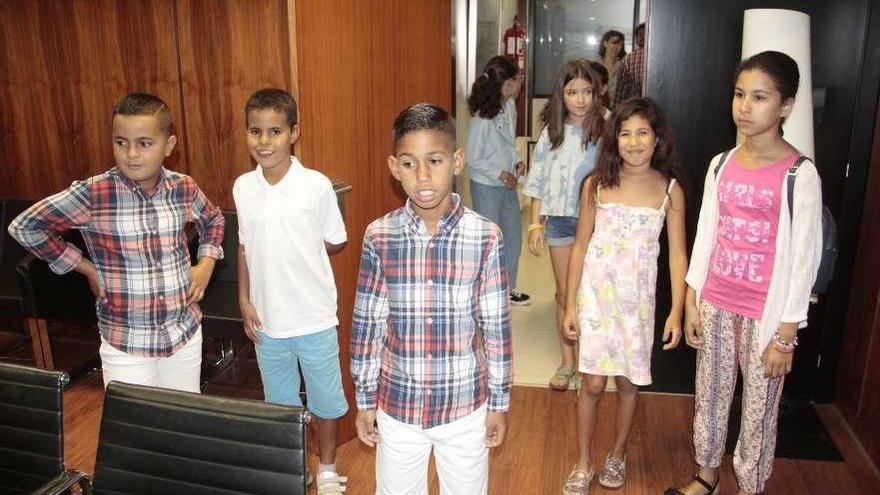 Los niños saharauis, ayer, en el consistorio. // Santos Álvarez.