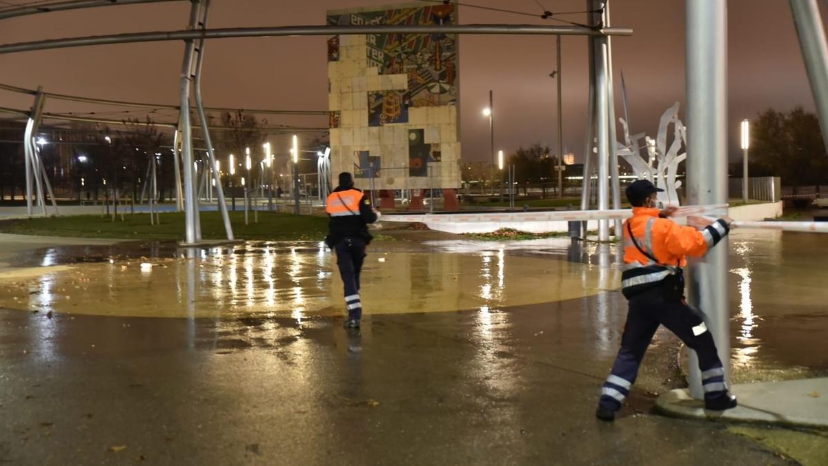 Los bomberos de Zaragoza realizan unas 15 intervenciones por la crecida extraordinaria del Ebro.