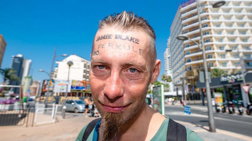 Tomek, el indigente al que le tatuaron la frente