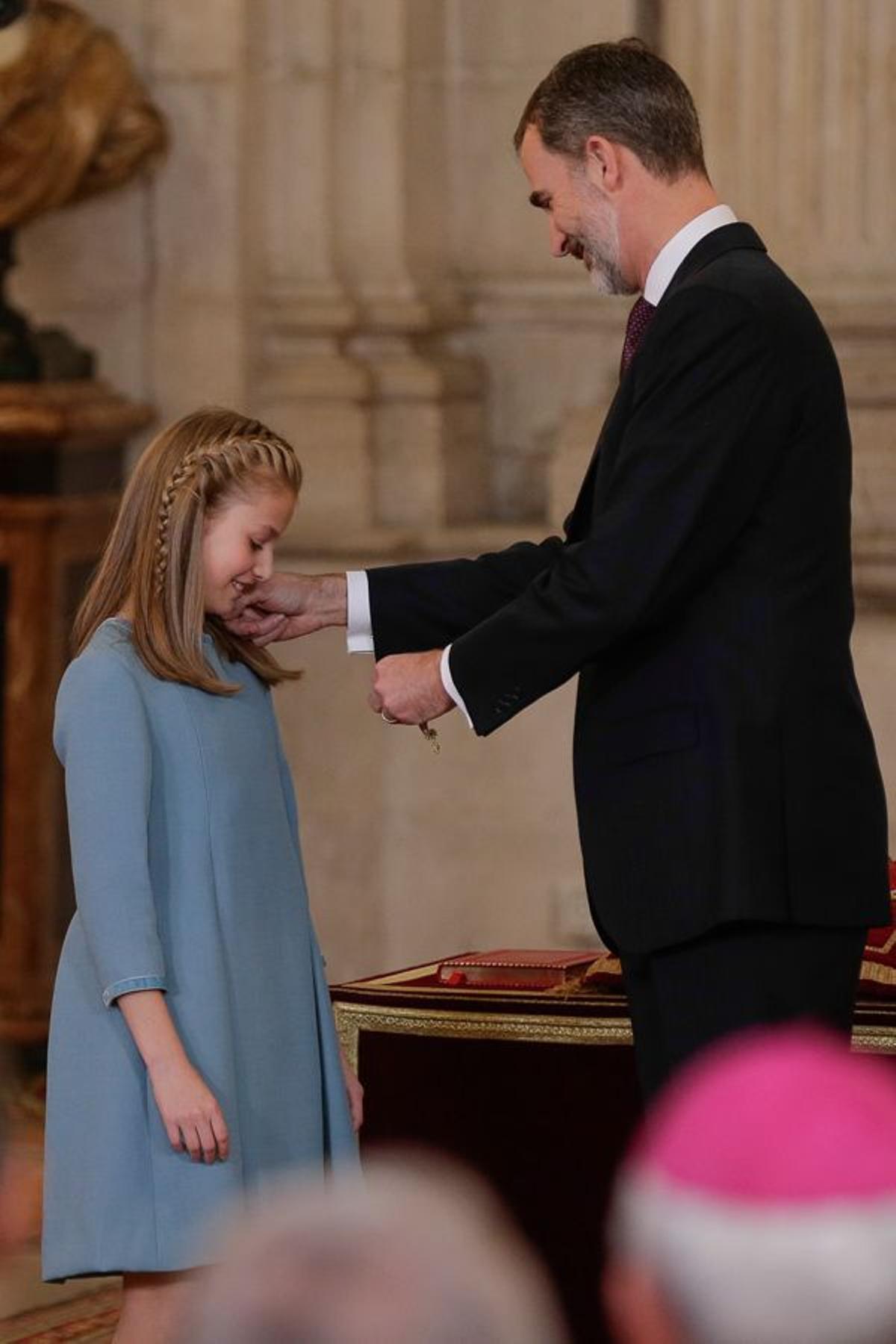 El gesto de cariño de Felipe VI a la princesa Leonor durante la entrega del Toisón de Oro
