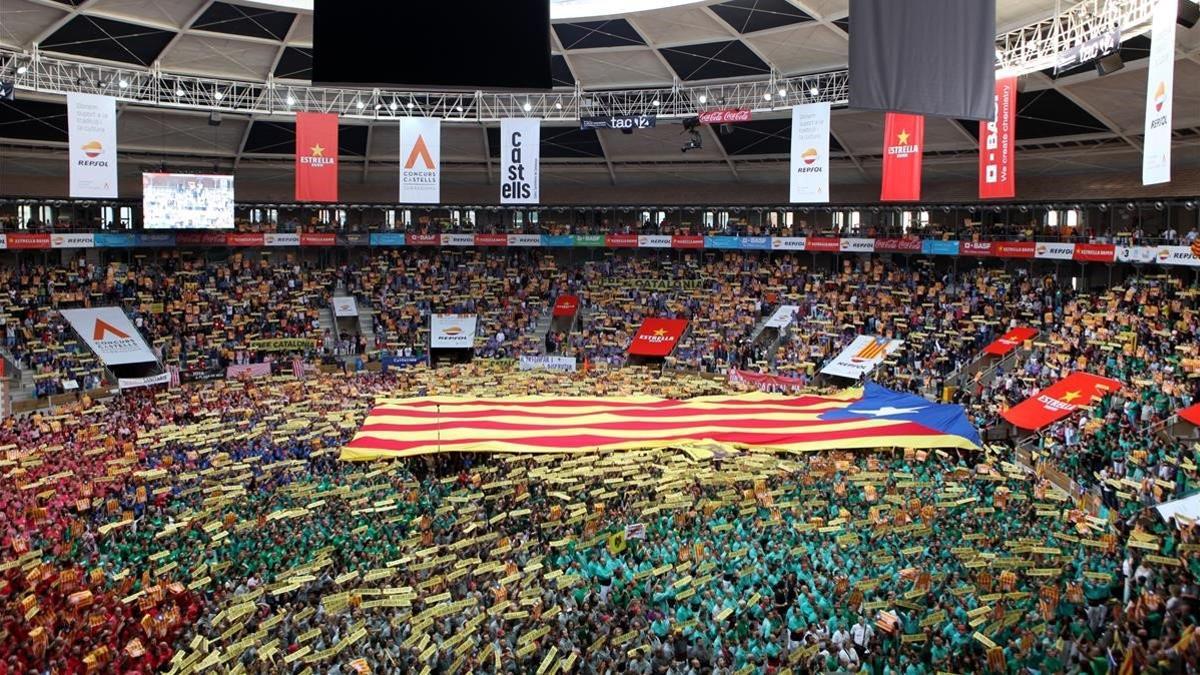 Una 'estelada' desplegada en el centro del Tarraco Arena justo antes del inicio del Concurso de Castells, este domingo.