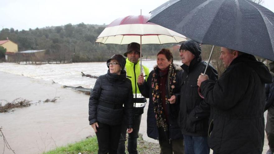 La presidenta de la Diptuación, Mayte Martín Pozo, visita Domez de Alba, una de las zonas afectadas por las inundaciones.