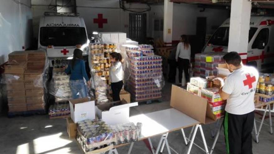 Cruz Roja reparte 55.000 kilos de comida entre 580 familias necesitadas de Alzira