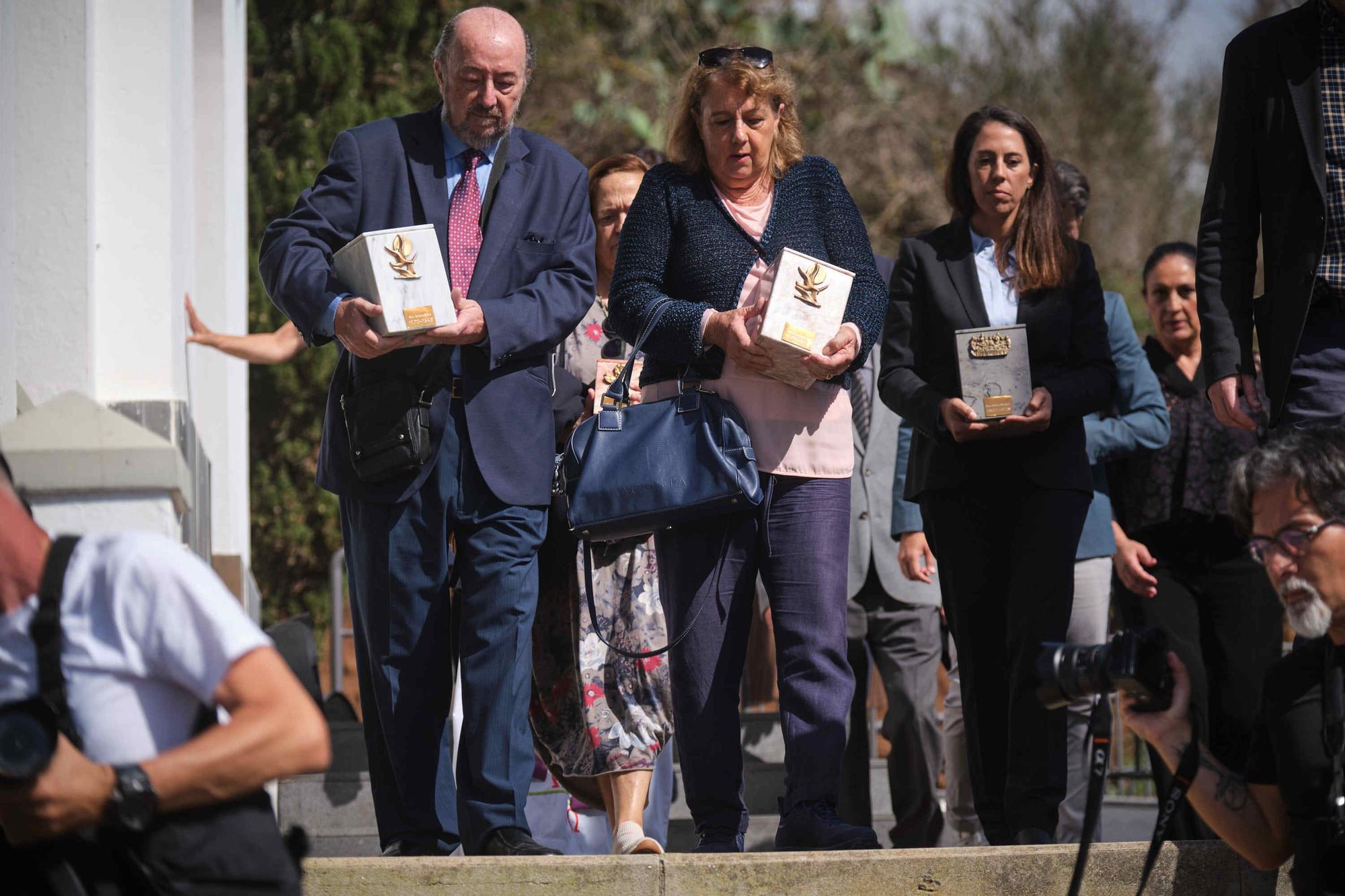 Entierro de los restos recuperados del físico Blas Cabrera Felipe en el cementerio de San Luis, La Laguna