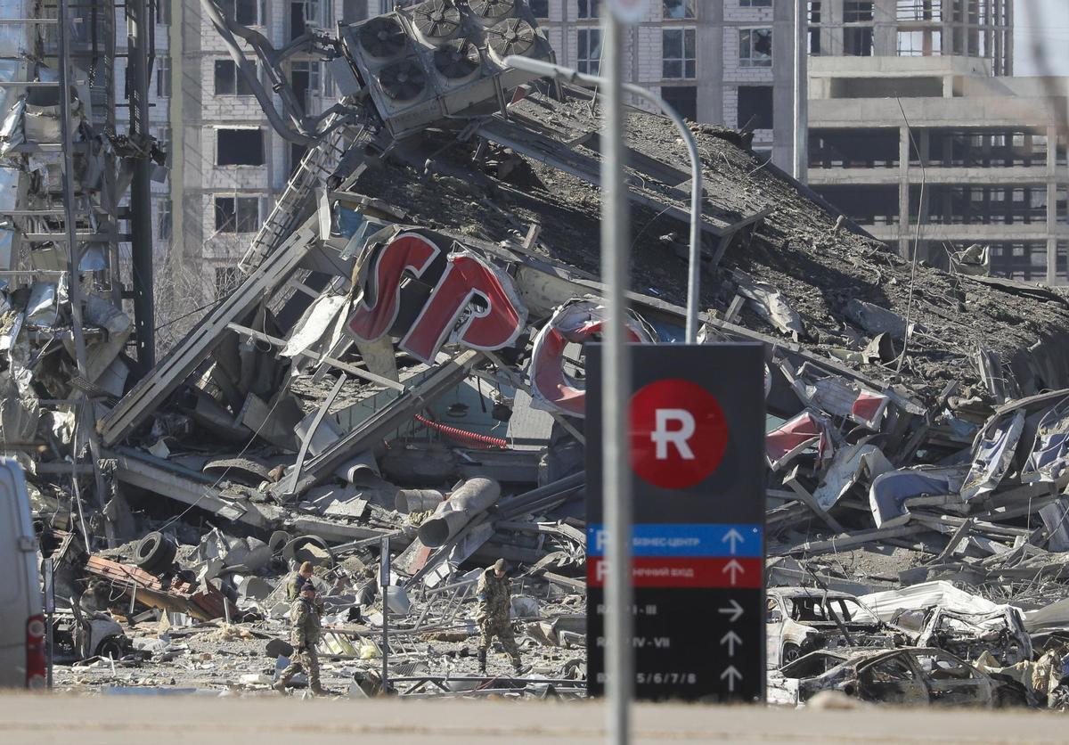 Bombardeo del Kremlin a un centro comercial de Kiev hasta convertirlo en un páramo lleno de cascotes