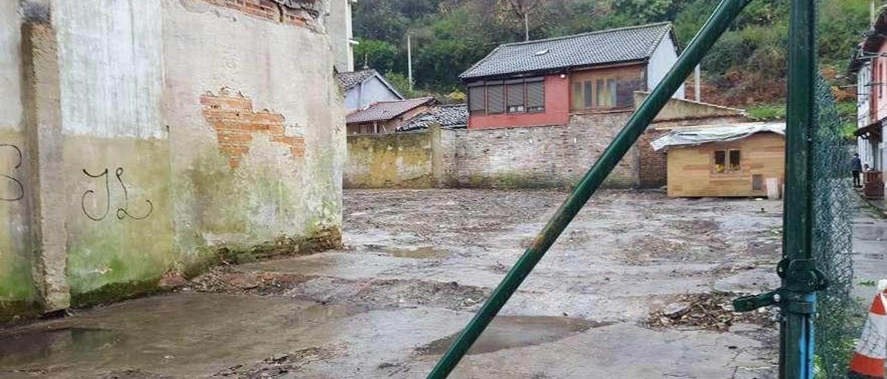 El solar de la calle Casa Nueva, en Sama, tras las tareas realizadas.