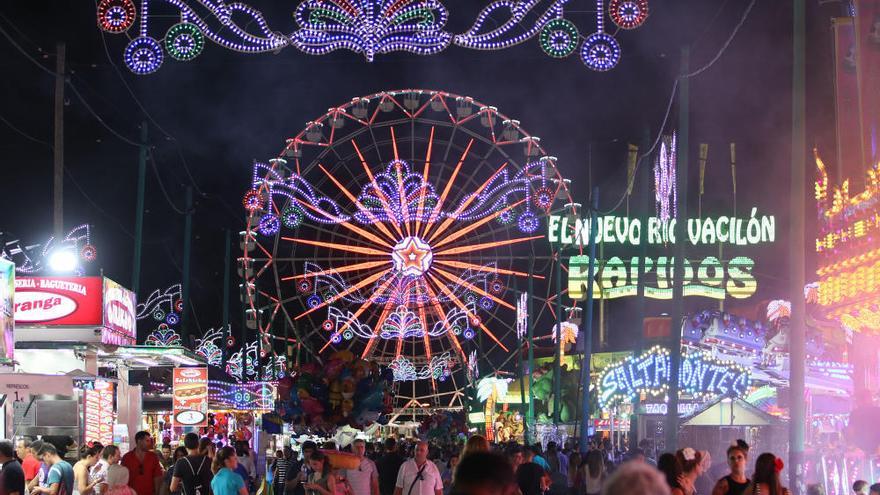 Una imagen de las noches del Real de la Feria.