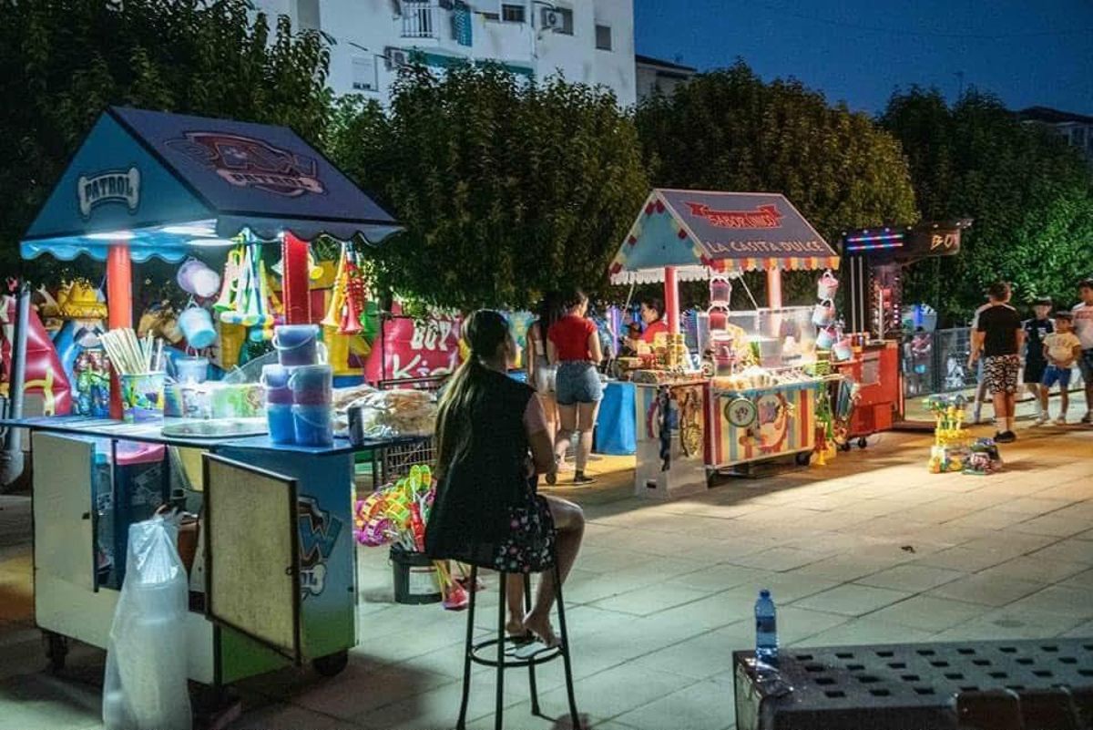 Zona de atracciones y puestos en la feria de Nueva Ciudad.