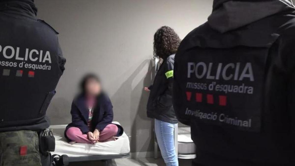 Efectius dels Mossos amb una víctima de l'explotació sexual