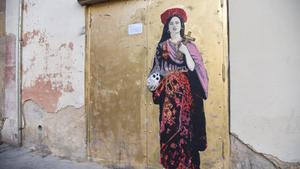 La cantante Rosalía, en una obra del artista TvBoy, pintada cerca de Santa María del Mar.