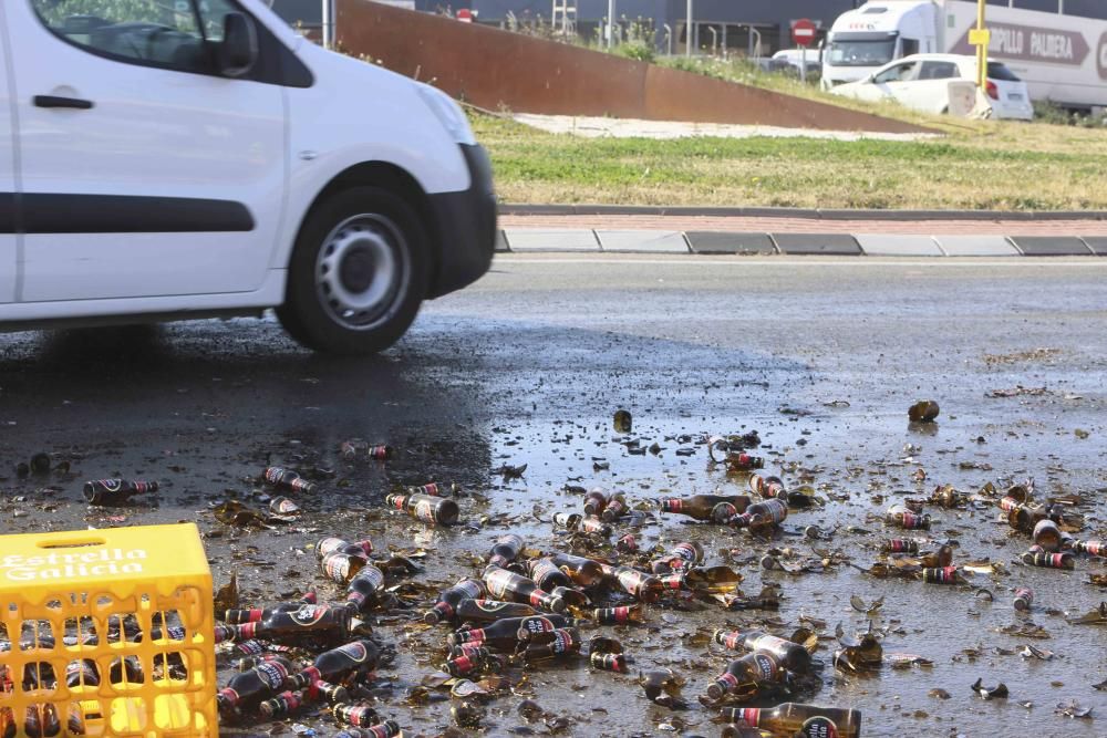 Un camión cargado de botellines de cerveza pierde su mercancía en Xàtiva