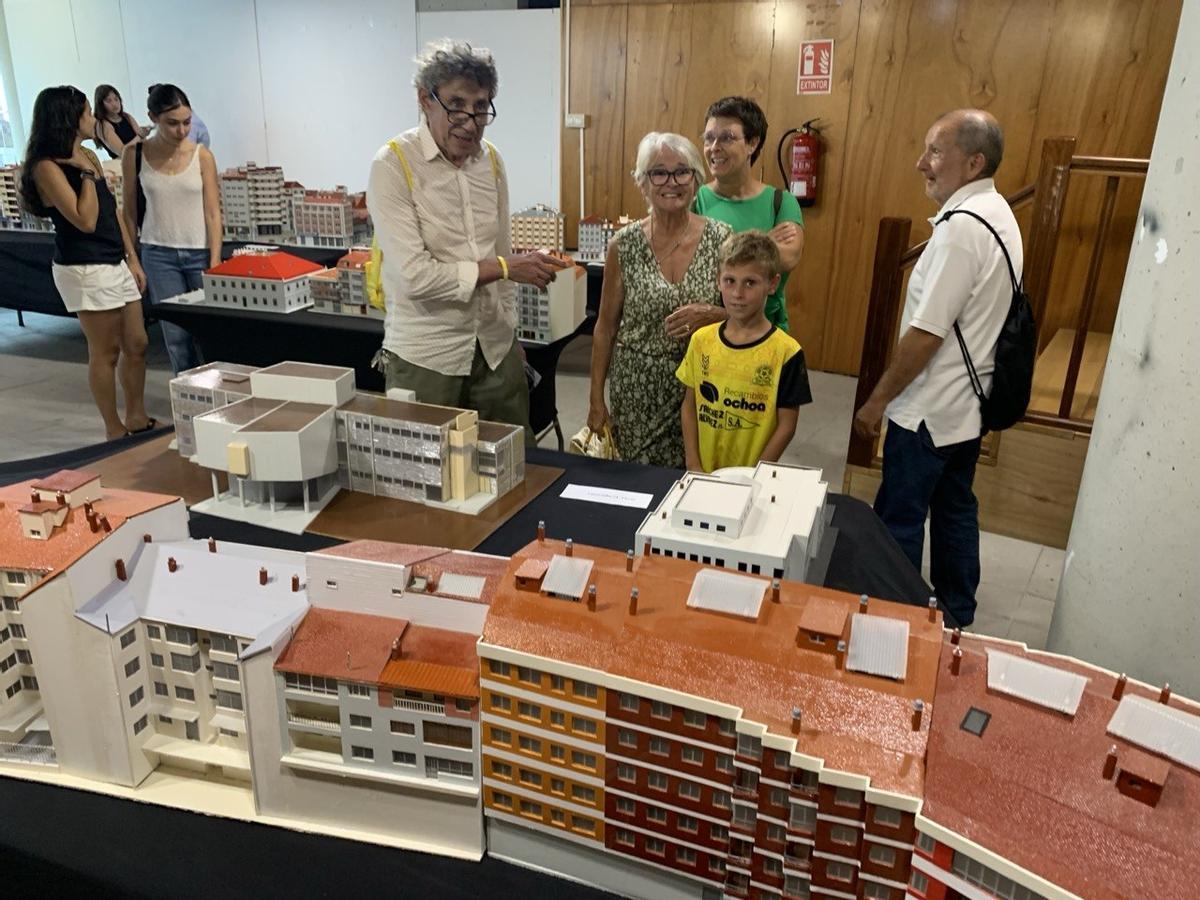 Gene Muíños Reboredo expone en «A nosa pequena vila» maquetas a escala de edificios de Redondela