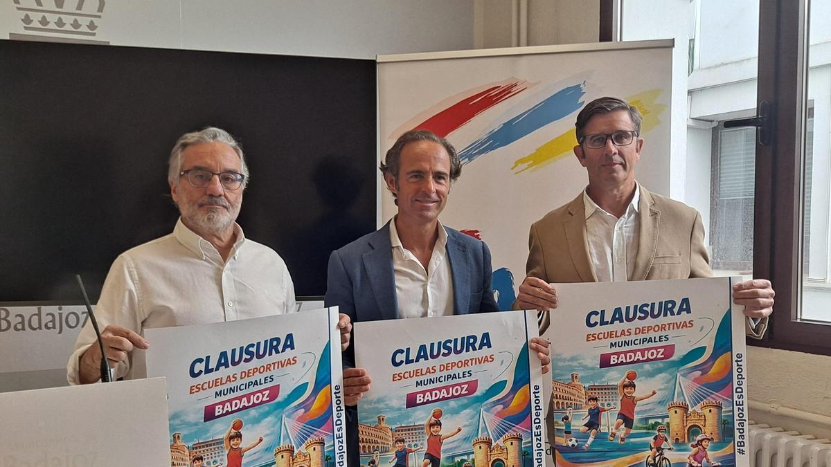El concejal de la FMD, Juan Parejo (centro), junto al coordinador de las Escuelas Deportivas Municipales, Álvaro Mayoral (izquierda, y el gerente de la FMD, Alberto Martínez, este lunes.