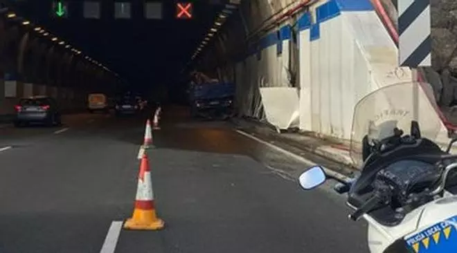 Un camión se sale de la vía y choca contra el lateral del túnel de La Ballena