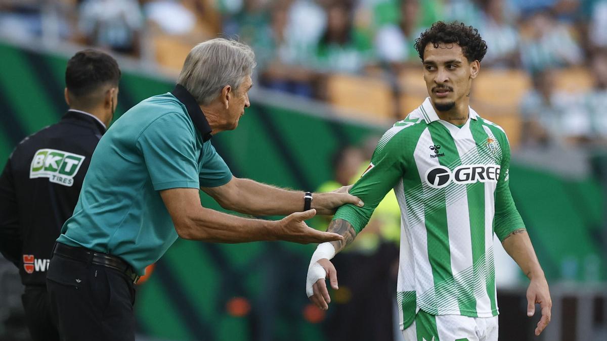 Manuel Pellegrini da instrucciones a Antony durante el partido de la jornada 6 de LaLiga entre Betis y Getafe en el estadio de La Cartuja