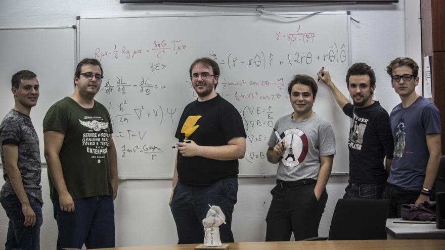 Estudiantes de Física de la UA con el presidente de la Asociación Nacional de Estudiantes en el centro