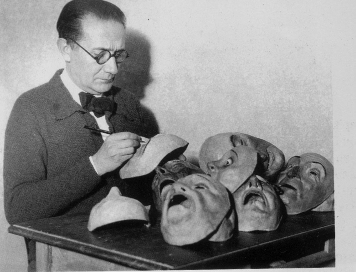 Castelao pintando as caretas para a súa obra