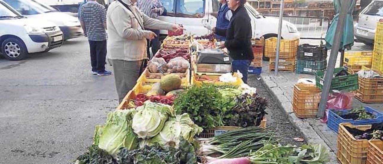 Verdura fresca en el puesto de Gerònima Rigo.