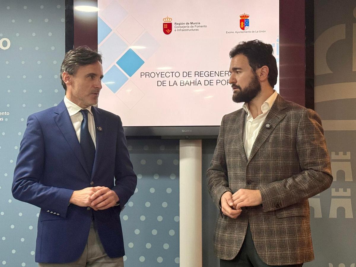 El consejero de Fomento e Infraestructuras, Jorge García Montoro, y el alcalde de La Unión, Joaquín Zapata, en su comparecencia sobre el proyecto de regeneración de la bahía de Portmán, este miércoles