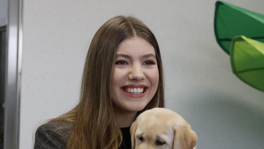 Los tiernos gestos de la Infanta Sofía en el Centro de Adiestramiento y Cría de los perros de la ONCE