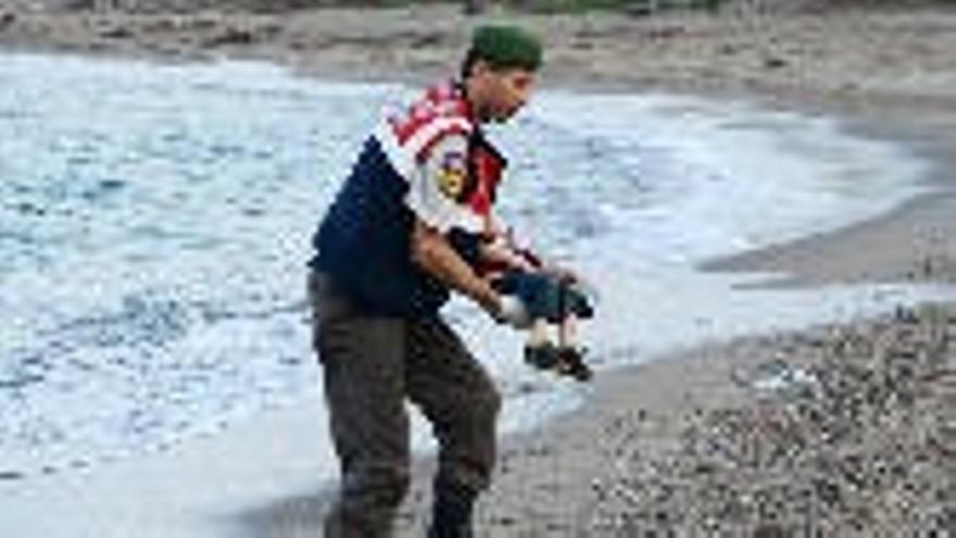 La foto del niño sirio ahogado sacude conciencias en todo el mundo