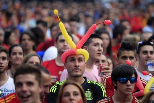 Los aficionados españoles en Madrid vivieron con tristeza la eliminación de España.