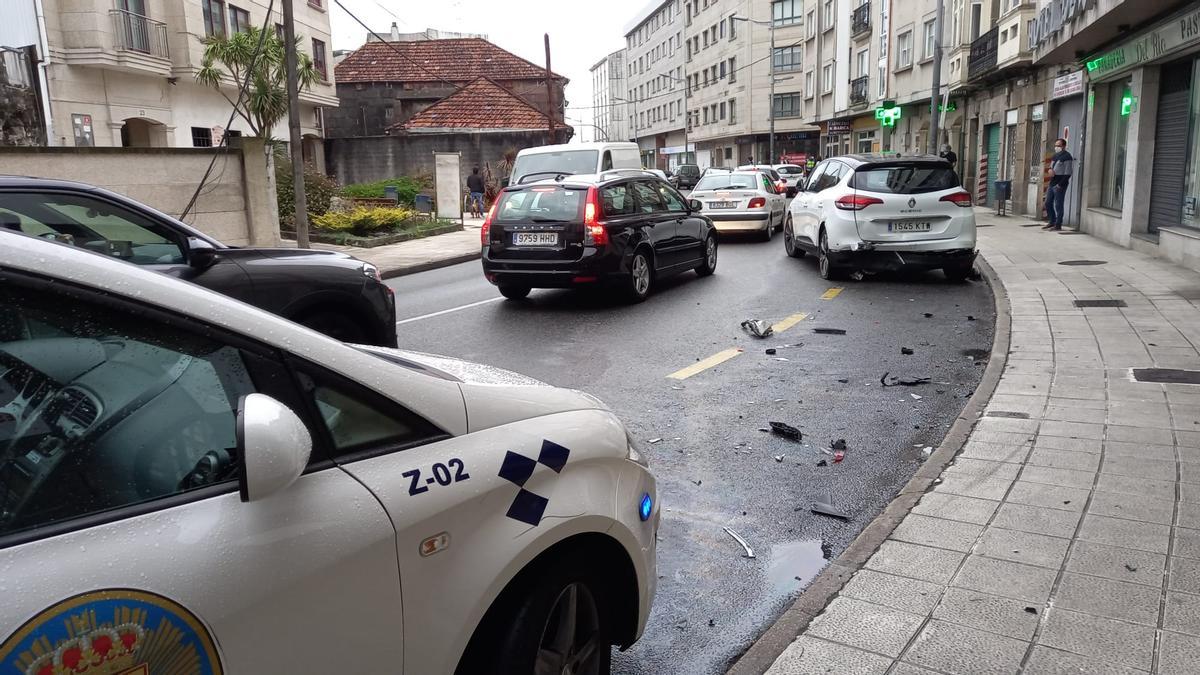 Atascos en la zona y, a la derecha, el coche aparcado contra el que colisionó el accidentado